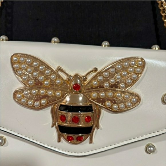 Golden Bee Rhinestone & Faux Pearl Embellished White Shoulder Bag w/ Gold Chain - Picture 4 of 11